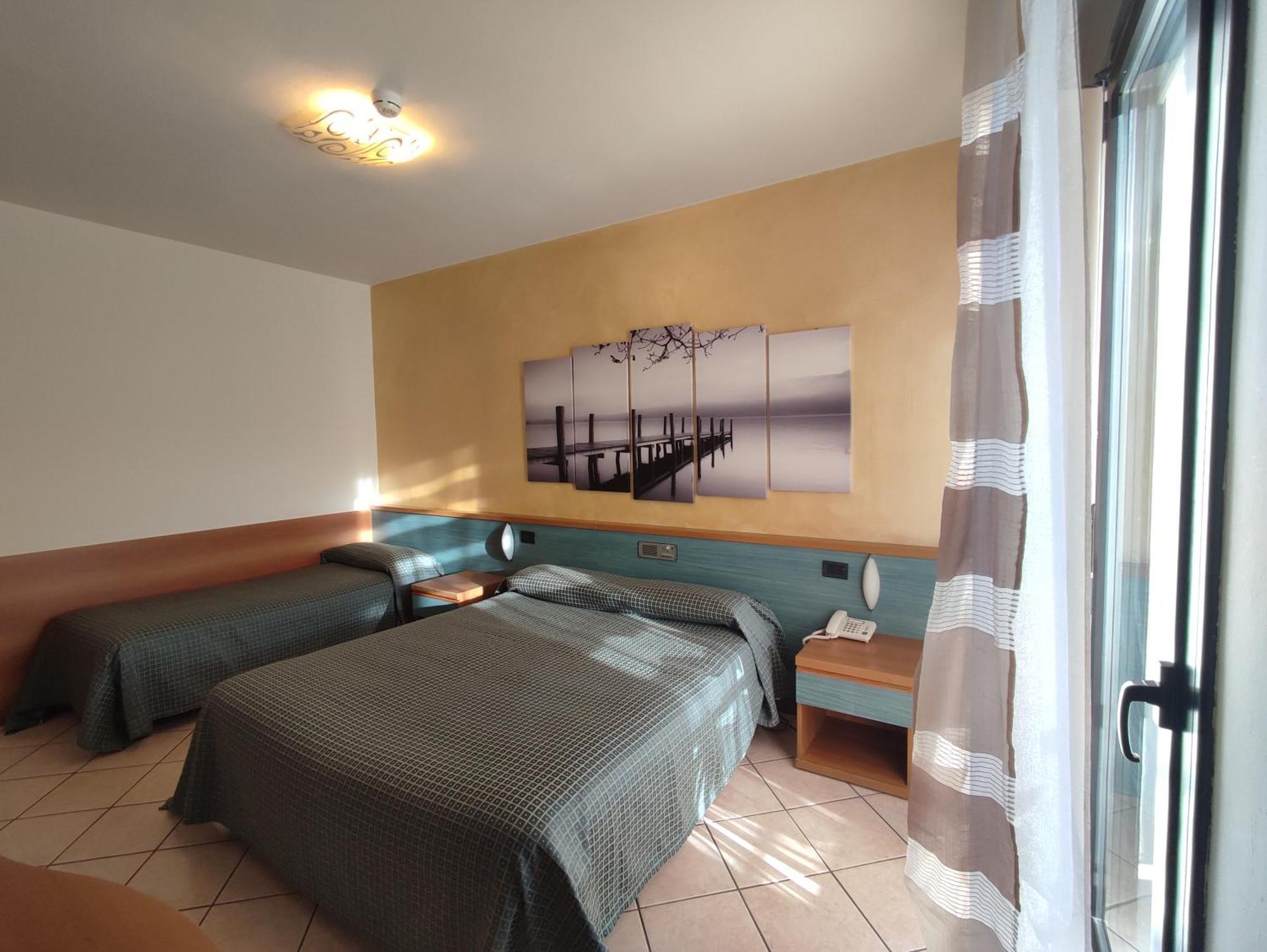 Albergo Al Cacciatore Дезенцано-дель-Гарда Екстер'єр фото