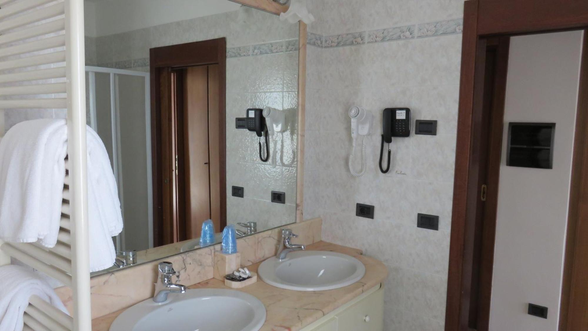 Albergo Al Cacciatore Дезенцано-дель-Гарда Екстер'єр фото