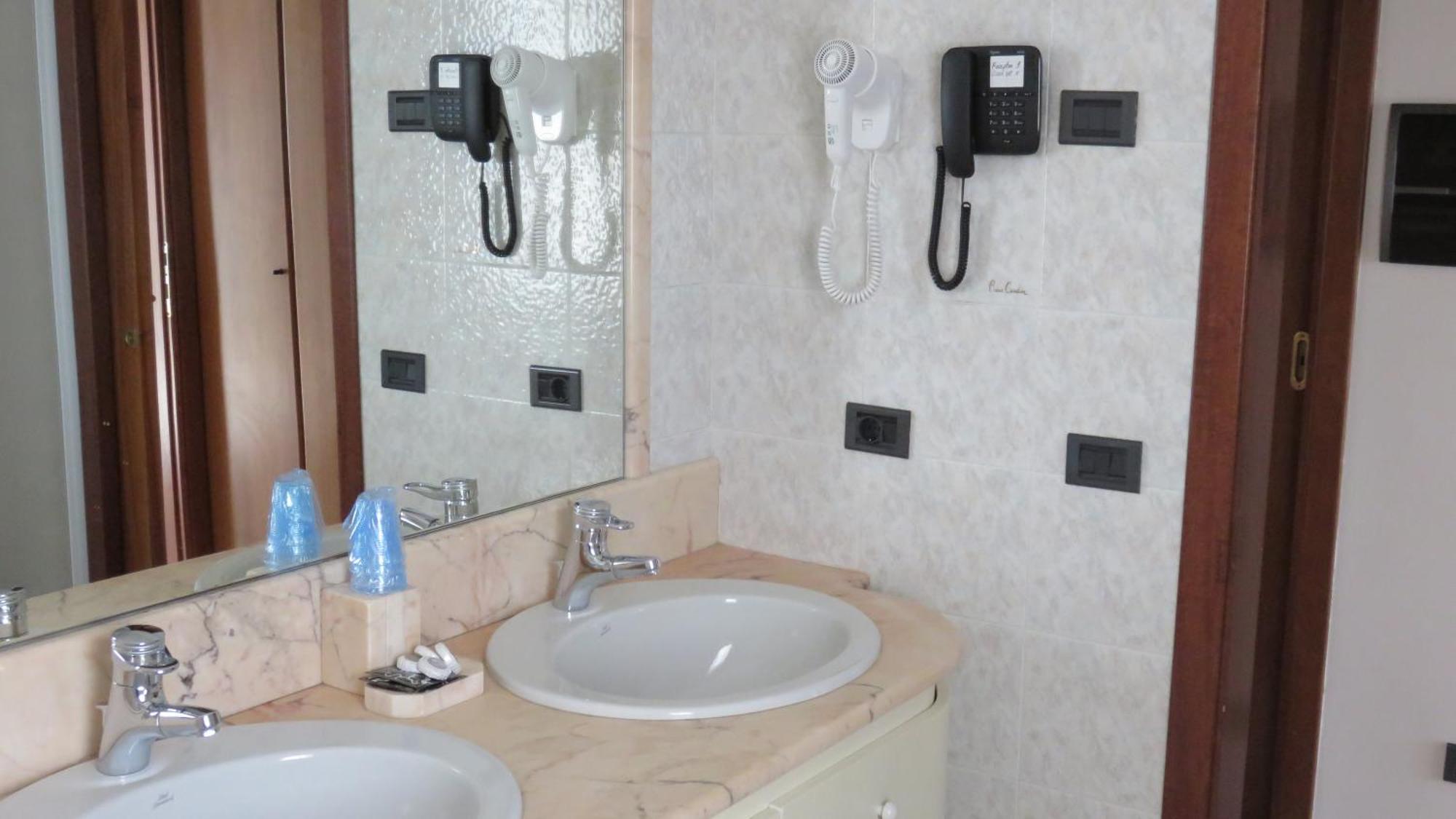 Albergo Al Cacciatore Дезенцано-дель-Гарда Екстер'єр фото