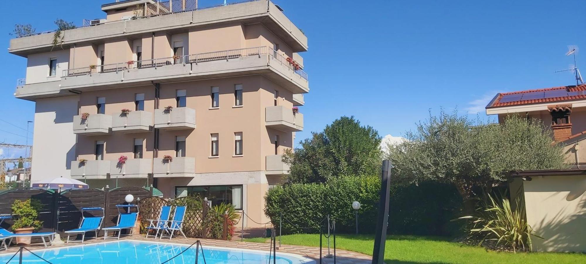 Albergo Al Cacciatore Дезенцано-дель-Гарда Екстер'єр фото