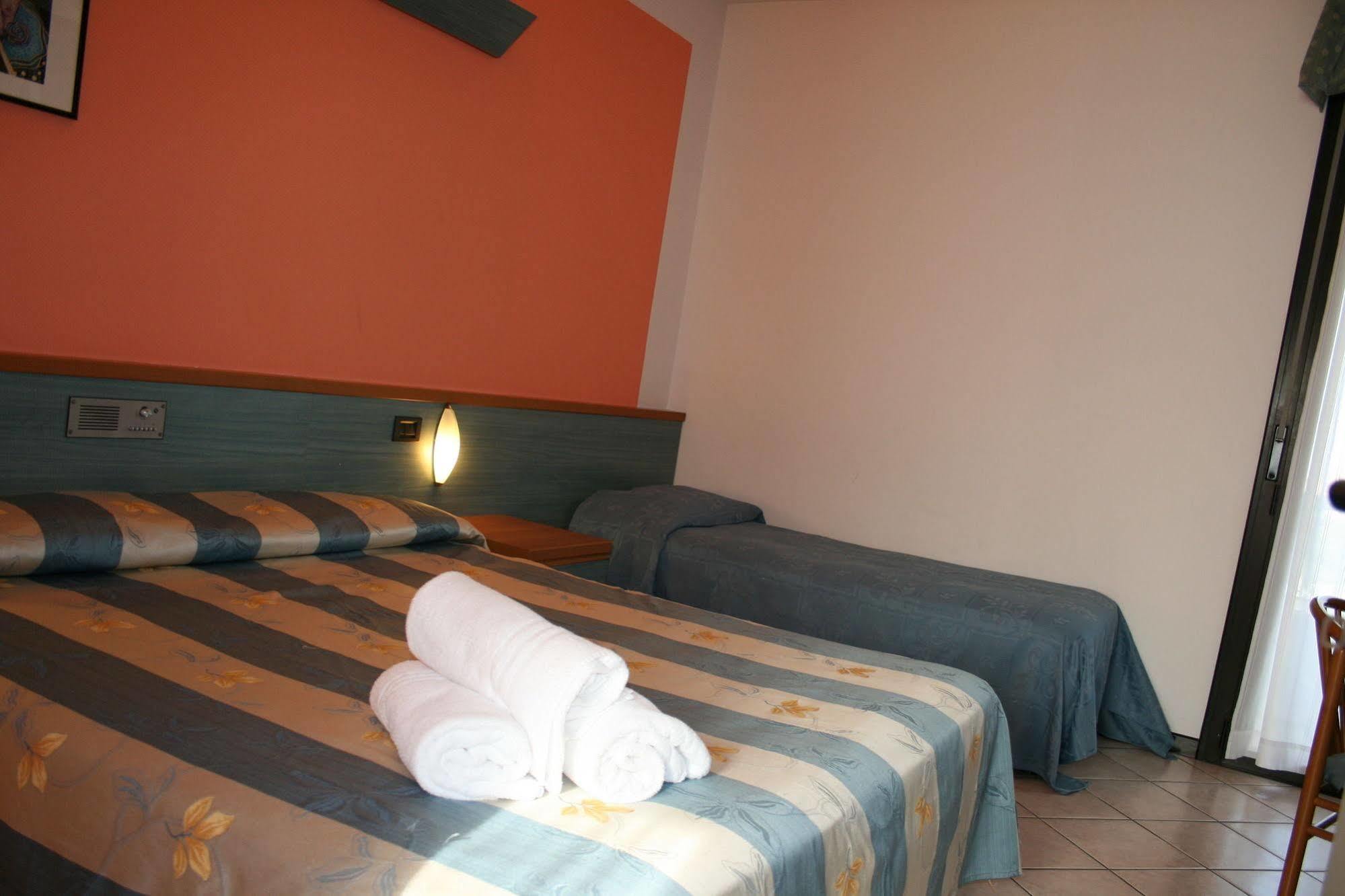 Albergo Al Cacciatore Дезенцано-дель-Гарда Екстер'єр фото