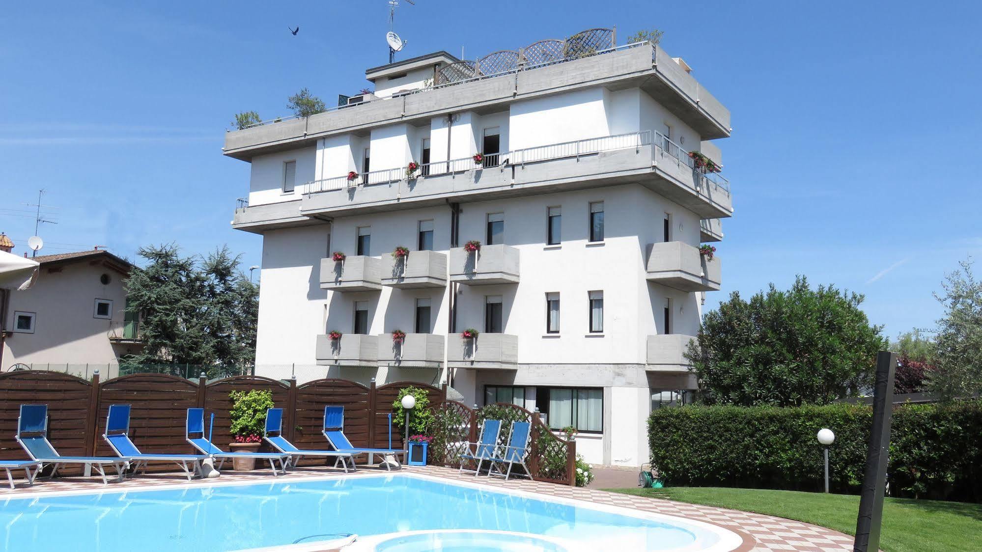 Albergo Al Cacciatore Дезенцано-дель-Гарда Екстер'єр фото