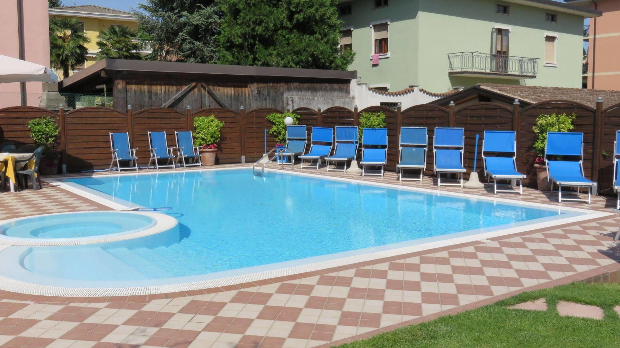 Albergo Al Cacciatore Дезенцано-дель-Гарда Екстер'єр фото