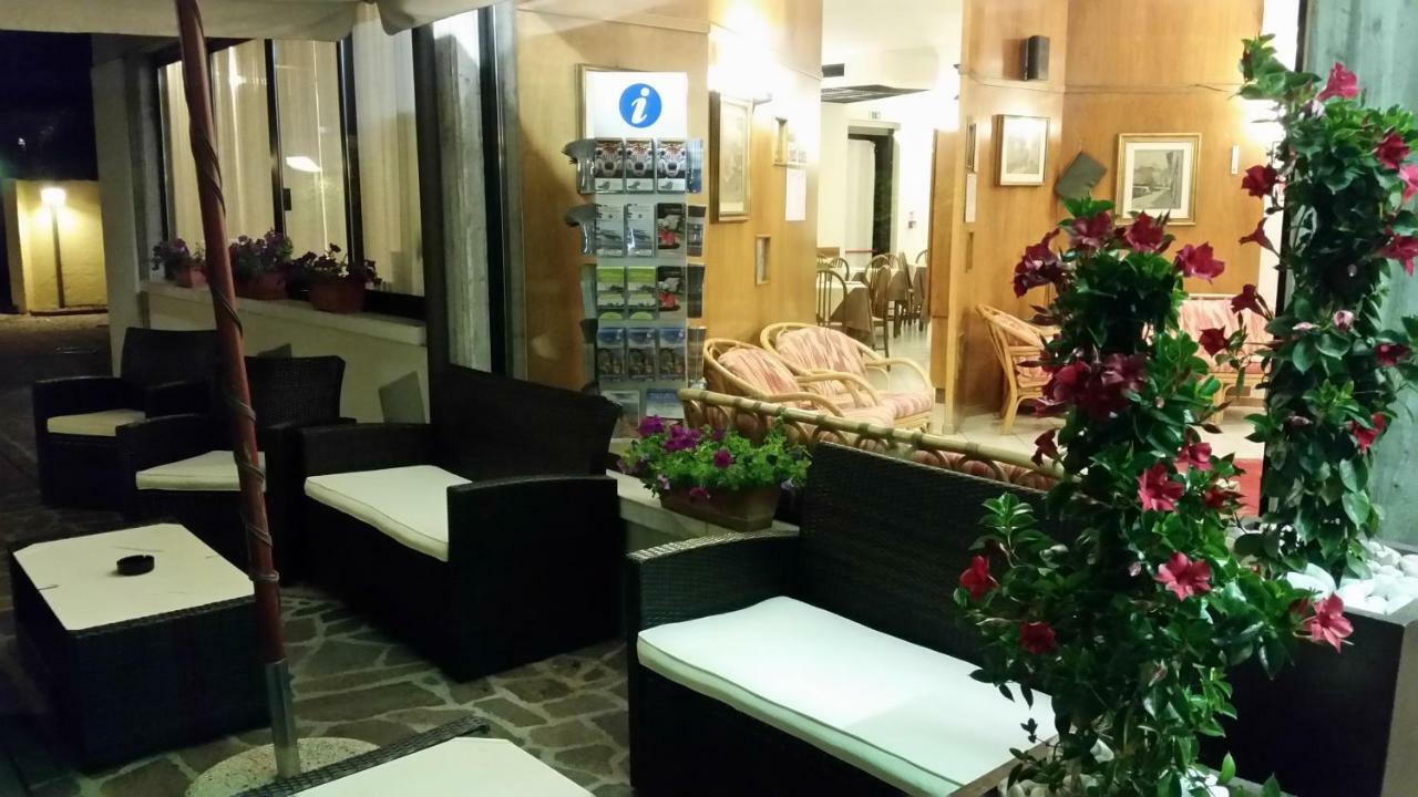 Albergo Al Cacciatore Дезенцано-дель-Гарда Екстер'єр фото