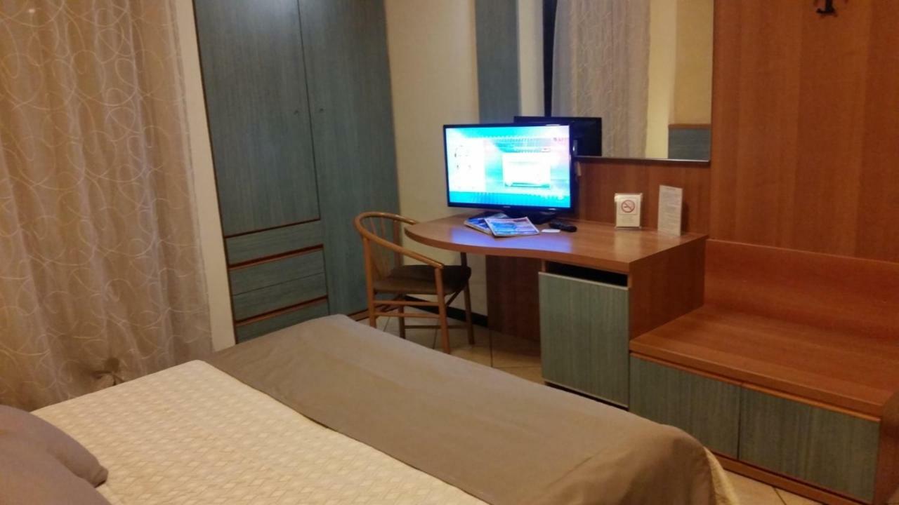 Albergo Al Cacciatore Дезенцано-дель-Гарда Екстер'єр фото